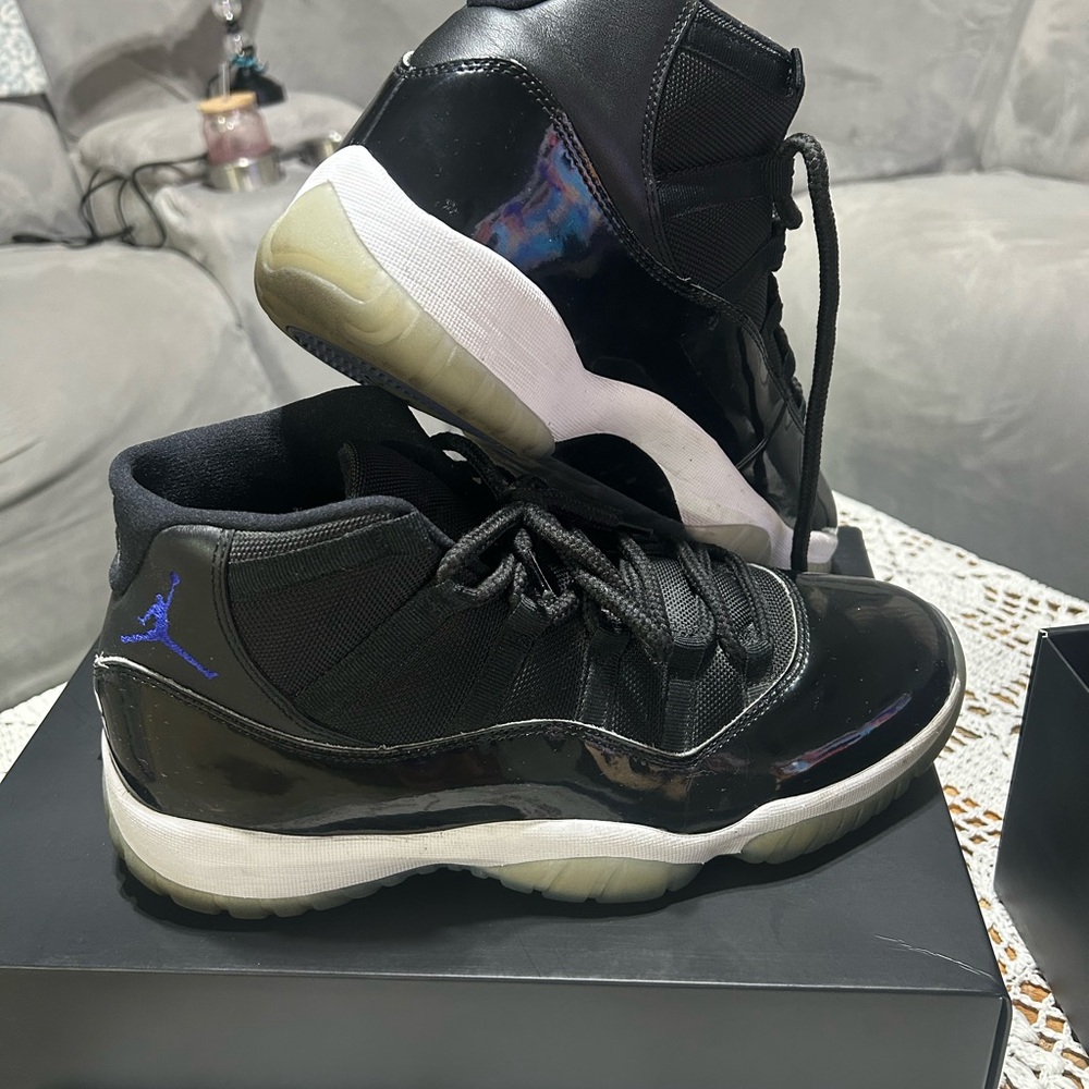 Jordan Men's Black and Blue Sneakers